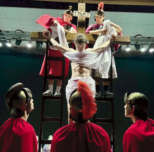 Ta scena chwyta za serce. Mocno przeżywa ją również aktor grający Jezusa, który z każdą próbą coraz głębiej wczuwa się w swoją rolę.