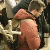 Z roku na rok pielgrzymów na trasach EDK przybywa. Każdy z uczestników niesie krzyż na znak łączności z cierpiącym Jezusem.