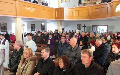 Dawni parafianie licznie zgromadzili się na pożegnaniu duszpasterza.