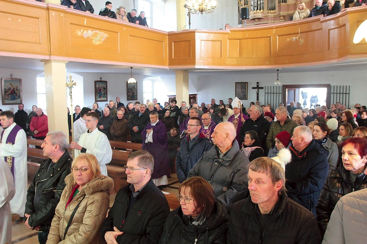 Dawni parafianie licznie zgromadzili się na pożegnaniu duszpasterza.