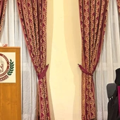 Prelegentka odpowiada na pytania  bp. Marka Mendyka. 