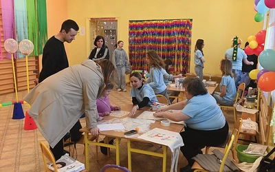 Kadra zaangażowała się w przygotowanie atrakcji dla odwiedzających szkołę potencjalnych uczniów i ich rodziców.  