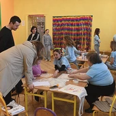 Kadra zaangażowała się w przygotowanie atrakcji dla odwiedzających szkołę potencjalnych uczniów i ich rodziców.  