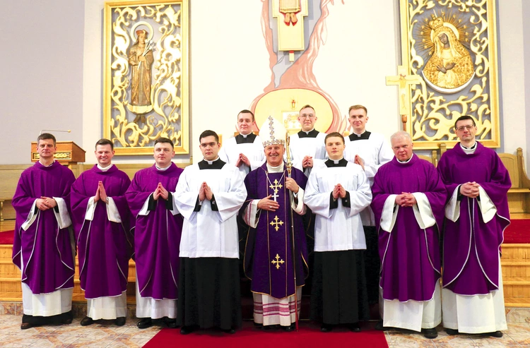 Biskup Marek Solarczyk w kaplicy WSD udzielił klerykom posług lektoratu i akolitatu.