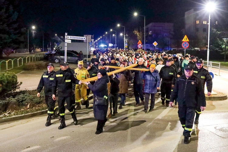 Nabożeństwo zgromadziło licznych mieszkańców, którzy modlitwą wyrazili troskę o wiarę, pamięć i odpowiedzialność za ojczyznę.