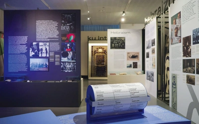 W kontekście historii Żydów – narodu w rozproszeniu – język był często jedynym „terytorium”, którego nie dało się odebrać. Dziś, gdy w Polsce o nim mówimy, najczęściej myślimy o hebrajskim lub jidysz. Tymczasem języków żydowskich jest bardzo wiele.