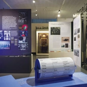 W kontekście historii Żydów – narodu w rozproszeniu – język był często jedynym „terytorium”, którego nie dało się odebrać. Dziś, gdy w Polsce o nim mówimy, najczęściej myślimy o hebrajskim lub jidysz. Tymczasem języków żydowskich jest bardzo wiele.