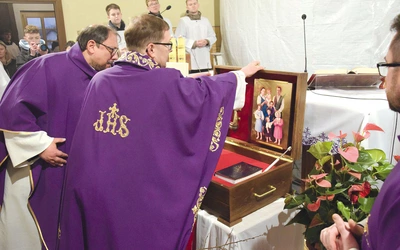 Relikwiarz będzie gościł w domach rodzin z parafii Wysoka. 