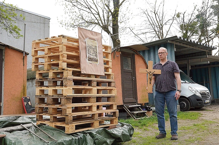 – Nabożeństwo prowadził dla nas już trzykrotnie bp Jacek Kiciński. Każdy może dołączyć do modlitwy. Zapraszamy w Wielki Piątek na 15.00 – mówi D. Dobrowolski.