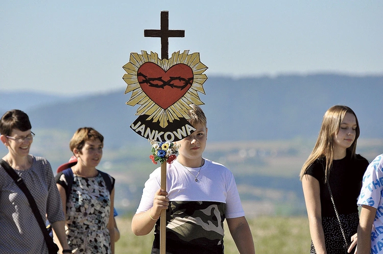 W drodze do Bruśnika. Jankowianom przewodzi symboliczny emblemat, który jest esencją duchowości parafii, skoncentrowanej na krzyżu, Bożym Sercu i wzajemnej miłości.