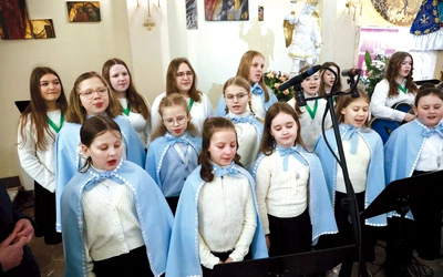 Scholę tworzą dziewczyny z PDKD i Wincentyńskiej Młodzieży Maryjnej. 