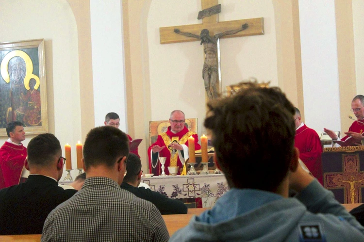 – Jeśli czujesz, że Pan cię zaprasza, nie bój się tego zweryfikować. Seminarium to nie miejsce przymusu, ale rozeznawania – mówił biskup Szymon Stułkowski do młodzieży.