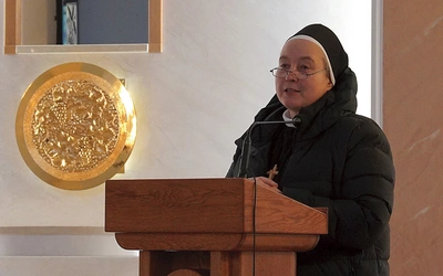 S. Władysława Krasiczyńska mówiła m.in. o sytuacjach, które prowokują do rozwoju, do przyjęcia ludzi w ich niepowtarzalności, do otwartości na mądrą zmianę – by „płomień charyzmatu” mógł być niesiony w nowe czasy, w nowy sposób. – „Kompleks Jonasza” to ucieczka przed własnym rozwojem, przed podjęciem misji. Rozwój jest ryzykowny, ale uciekając przed nim, płacimy bardzo wysoką cenę – podkreślała.  