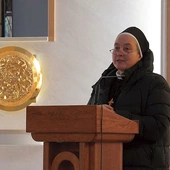 S. Władysława Krasiczyńska mówiła m.in. o sytuacjach, które prowokują do rozwoju, do przyjęcia ludzi w ich niepowtarzalności, do otwartości na mądrą zmianę – by „płomień charyzmatu” mógł być niesiony w nowe czasy, w nowy sposób. – „Kompleks Jonasza” to ucieczka przed własnym rozwojem, przed podjęciem misji. Rozwój jest ryzykowny, ale uciekając przed nim, płacimy bardzo wysoką cenę – podkreślała.  