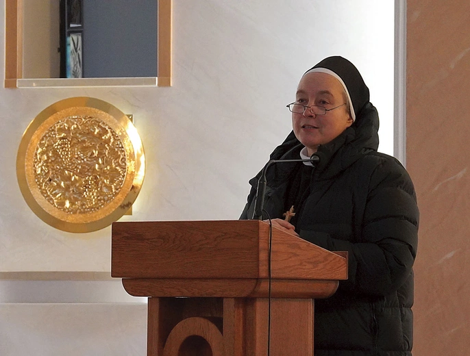 S. Władysława Krasiczyńska mówiła m.in. o sytuacjach, które prowokują do rozwoju, do przyjęcia ludzi w ich niepowtarzalności, do otwartości na mądrą zmianę – by „płomień charyzmatu” mógł być niesiony w nowe czasy, w nowy sposób. – „Kompleks Jonasza” to ucieczka przed własnym rozwojem, przed podjęciem misji. Rozwój jest ryzykowny, ale uciekając przed nim, płacimy bardzo wysoką cenę – podkreślała.  