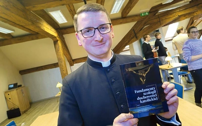 Ks. Maciej Biedroń z pierwszym tomem.