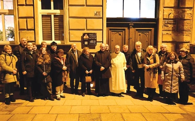 Po Mszy św. część osób przeszła pod dom rodzinny o. Góry. 