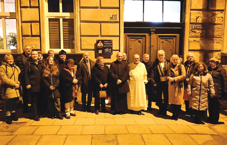 Po Mszy św. część osób przeszła pod dom rodzinny o. Góry. 