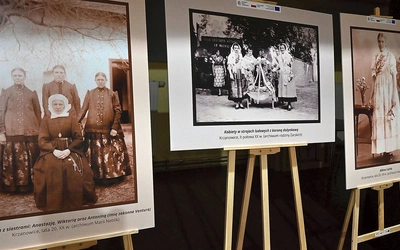 Zdjęcia przenosiły w przeszłość, a wystawę uzupełniały przedmioty domowe i stroje „z epoki”.