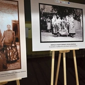 Zdjęcia przenosiły w przeszłość, a wystawę uzupełniały przedmioty domowe i stroje „z epoki”.
