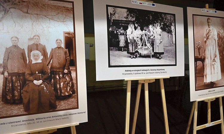 Zdjęcia przenosiły w przeszłość, a wystawę uzupełniały przedmioty domowe i stroje „z epoki”.