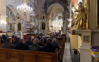 Kapłani u źródła