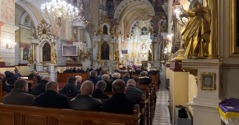 Kapłani u źródła