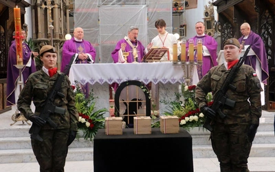 Ceremonia pogrzebowa szczątków ofiar zbrodni katyńskiej w bazylice we Wrocławiu