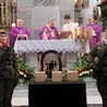 Ceremonia pogrzebowa szczątków ofiar zbrodni katyńskiej w bazylice we Wrocławiu