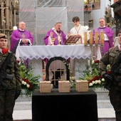 Ceremonia pogrzebowa szczątków ofiar zbrodni katyńskiej w bazylice we Wrocławiu