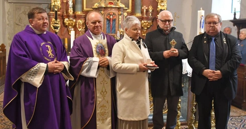 Do jubileuszu kościoła przygotowują się poprzez peregrynację relikwii św. Jana Pawła II