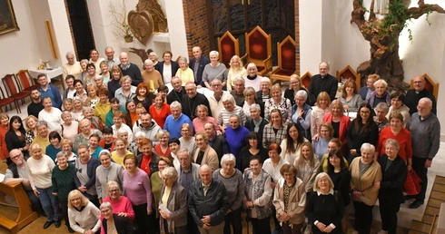 Rekolekcje dla 100 wolontariuszy Caritas w Głogowie prowadzi bp Edward Dajczak