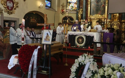 Tłumy pożegnały ks. Jana Sienkiewicza we Wrocławiu-Leśnicy