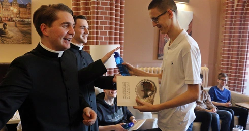 Męskie rekolekcje w seminarium: adoracja, Różaniec, ognisko i paintball