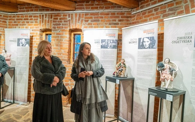 Wystawa lalek artystycznych w radomskim skansenie