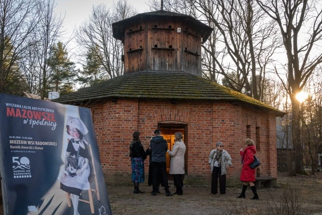 Wystawa lalek artystycznych w radomskim skansenie
