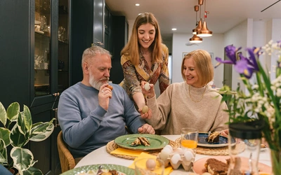 Upominek dla rodziców na Wielkanoc. Co może ich ucieszyć?