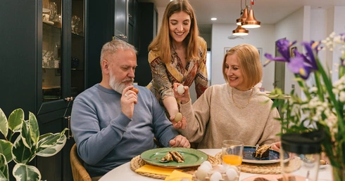 Upominek dla rodziców na Wielkanoc. Co może ich ucieszyć?