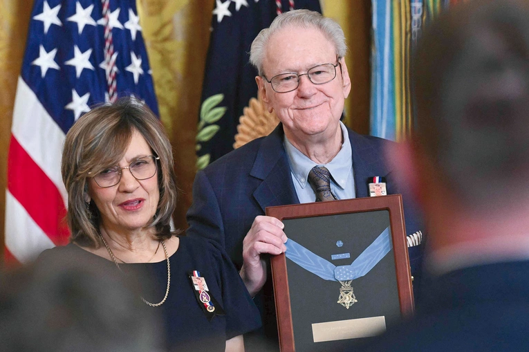 Linda i Robert Ollisowie 2 marca 2026 r. z medalem honoru dla ich syna. Chwilę wcześniej wręczył im go prezydent Donald Trump. 