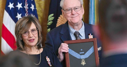 Linda i Robert Ollisowie 2 marca 2026 r. z medalem honoru dla ich syna. Chwilę wcześniej wręczył im go prezydent Donald Trump. 