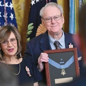 Linda i Robert Ollisowie 2 marca 2026 r. z medalem honoru dla ich syna. Chwilę wcześniej wręczył im go prezydent Donald Trump. 