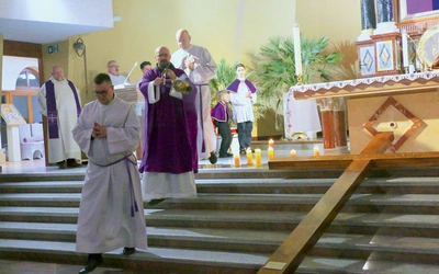 Pamiątką wydarzenia jest krzyż, który stanie przed kościołem.