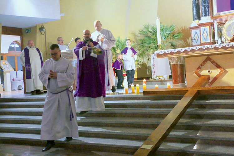 Pamiątką wydarzenia jest krzyż, który stanie przed kościołem.