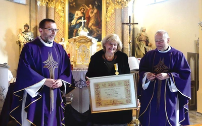 Laureatka z ks. kanclerzem Adamem Bieńkiem (L) i ks. proboszczem Jerzym Pytraczykiem (P).
