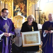Laureatka z ks. kanclerzem Adamem Bieńkiem (L) i ks. proboszczem Jerzym Pytraczykiem (P).