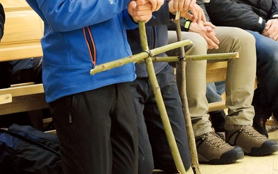 – Idę po ciszę, po koniec komfortu, po prawdę – mówią pątnicy Drogi Krzyżowej w terenie.