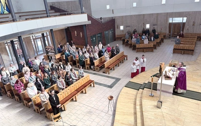 Uczestniczki wzięły udział w adoracji i Mszy św.