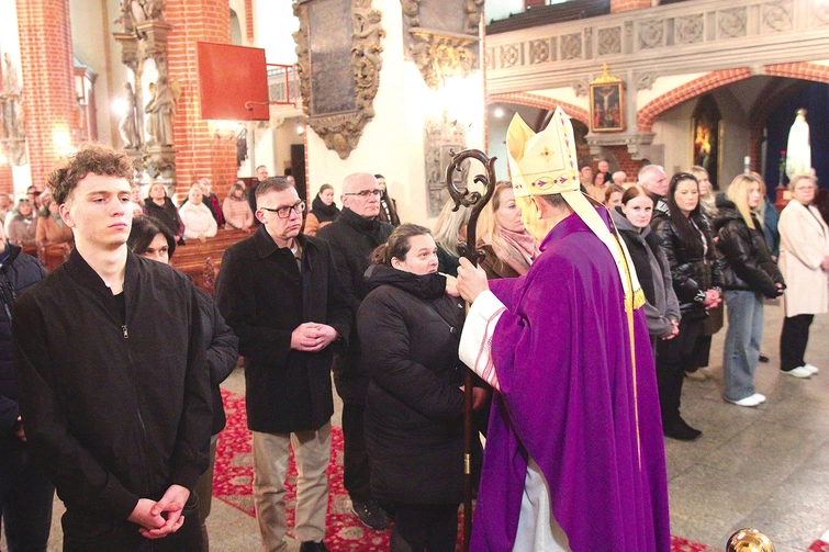Moment błogosławieństwa umacniającego ich na najbliższe tygodnie walki duchowej.