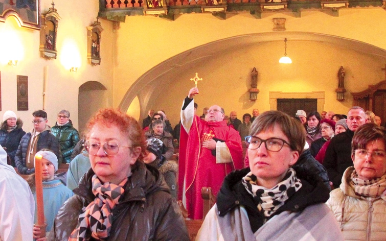 Podczas procesji padły słowa: „Oto drzewo krzyża, na którym zawisło zbawienie świata!”.