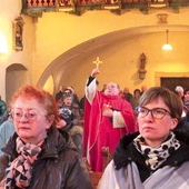 Podczas procesji padły słowa: „Oto drzewo krzyża, na którym zawisło zbawienie świata!”.